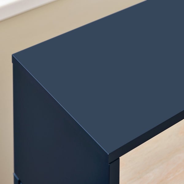 Detailansicht einer blauen Kommode