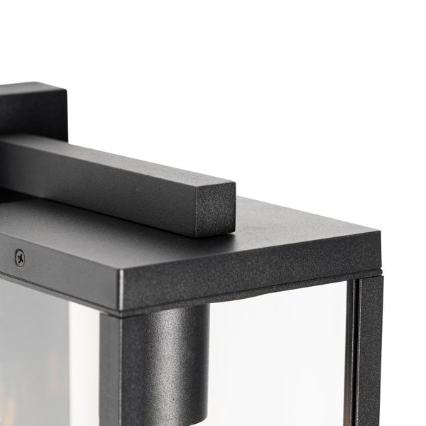 Detailansicht einer modernen eckigen Außenwandleuchte aus schwarzem Metall mit Glaseinsätzen.