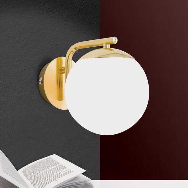 Moderne Wandleuchte mit kugelförmigem Glasschirm und Halterung aus Metall im minimalistischen Design zur Innenbeleuchtung.