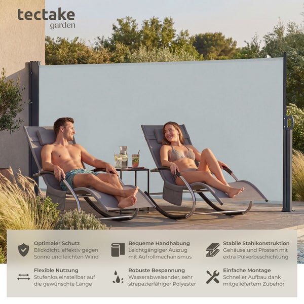 Ausziehbare Seitenmarkise als Sichtschutz und Windschutz im Garten mit zwei Personen auf Gartenliegen. Tectake Garden Logo.