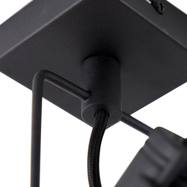 Detailaufnahme einer schwarzen Deckenleuchte mit Kabel