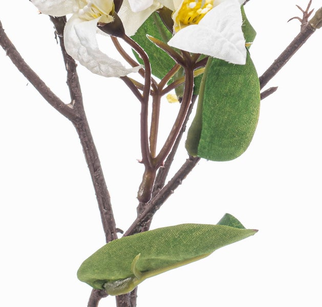 Künstlicher Zweig mit weißen Blüten, grünen Blättern und braunem Stiel.
