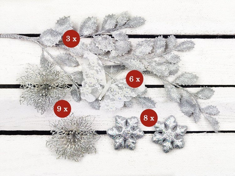 Weihnachtsbaumschmuck Set mit glitzernden Zweigen, Kunstblumen, Schmetterlingen und Schneeflocken zur festlichen Dekoration.