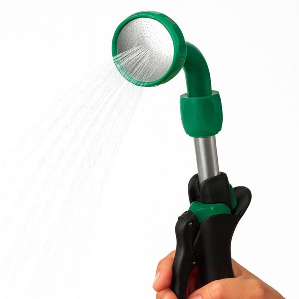 Gießstab für die Gartenbewässerung mit Brausekopf und Wasserstrahl aus Kunststoff und Metall.
