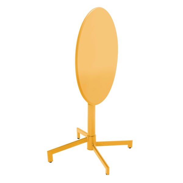 Runder gelber Bistrotisch aus Metall mit hochgeklappter Tischplatte und Vierfußgestell.