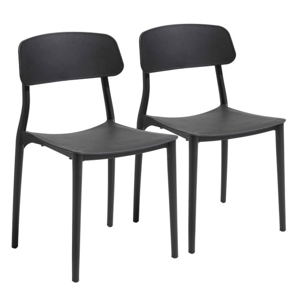 Zwei schwarze Gartenstühle aus Kunststoff in modernem Design.
