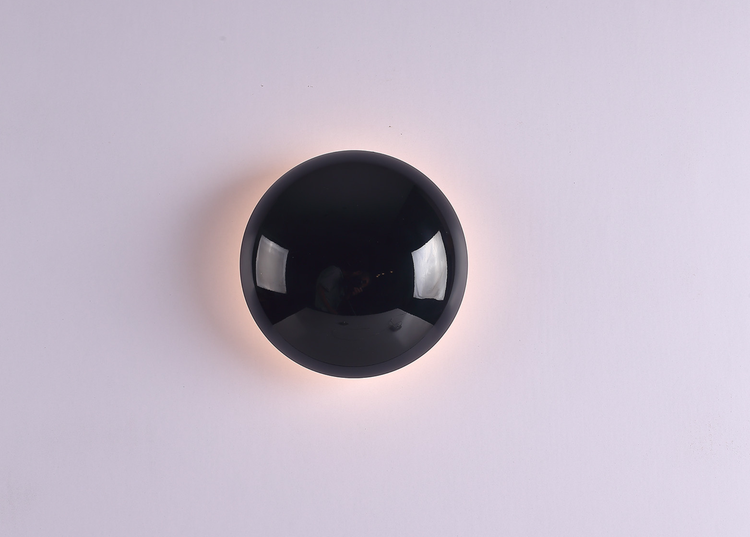 Moderne runde Wandleuchte in Halbkugelform mit indirektem Lichtaustritt zur atmosphärischen Beleuchtung