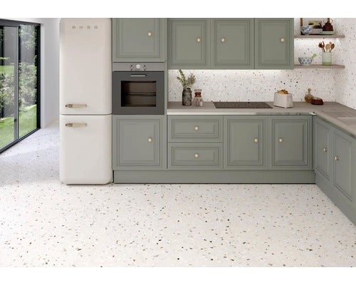 Küchenszene mit Küchenmöbeln, Einbaugeräten und Terrazzoboden