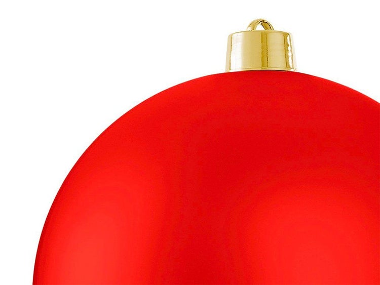 Rote Weihnachtskugel als Christbaumschmuck zur Dekoration
