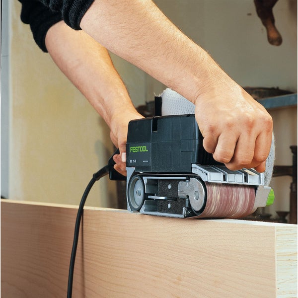 Festool Bandschleifer BS 75 E bei der Bearbeitung einer Holzkante mit beiden Händen geführt.