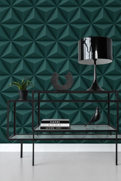 Dekorative Wand mit dreidimensionaler Pyramidenstruktur und Konsole mit Dekorationsobjekten