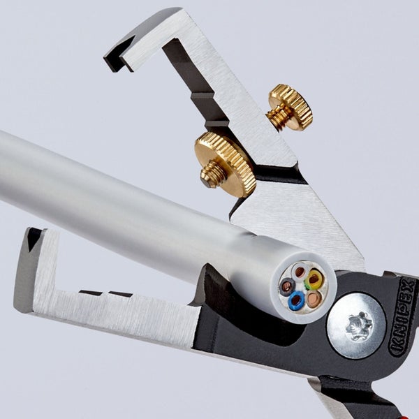 Knipex Abisolierzange beim Abisolieren eines Kabels