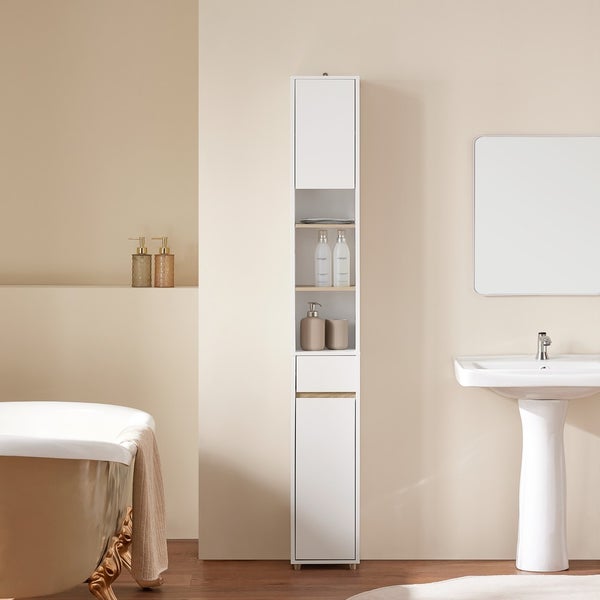 Badezimmer Szene mit einem Waschbecken, einem Spiegel und einem weißen Badezimmerschrank mit Regalen