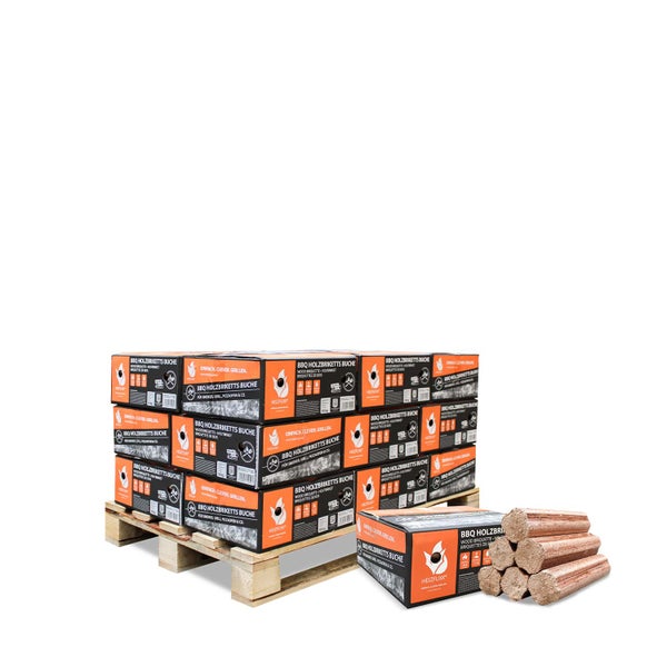 Eine Palette mit Heizfuxx BBQ Holzbriketts aus Buchenholz, gestapelt in Kartons neben einem einzelnen Paket mit sichtbaren Briketts.