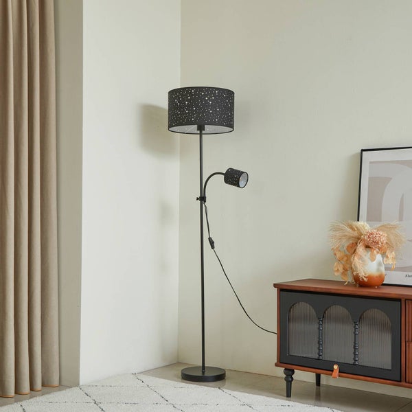 Stehleuchte mit Leselampe im Wohnzimmer.