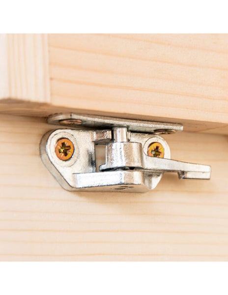 Ein metallener Drehriegelverschluss montiert an einer Holzwand mit Schrauben zur Befestigung.
