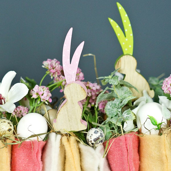 Dekorative Osterdekoration mit Hasenfiguren und Eiern