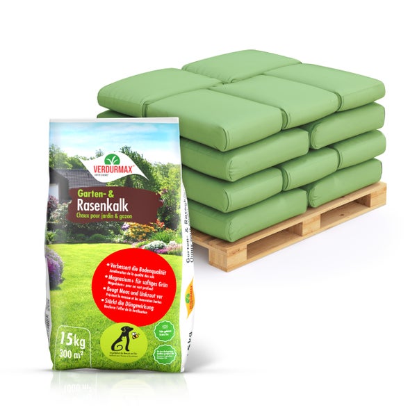 Verpackung Gartenkalk neben einer Palette mit Säcken
