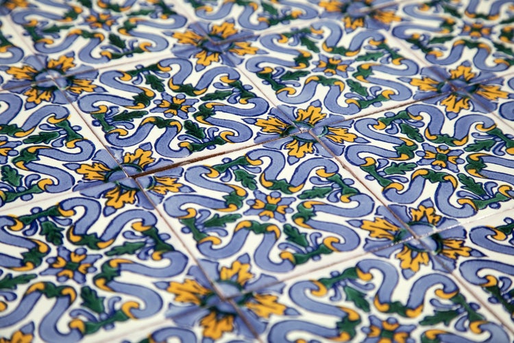 Fliesenmuster mit Blumen und Schnörkeln