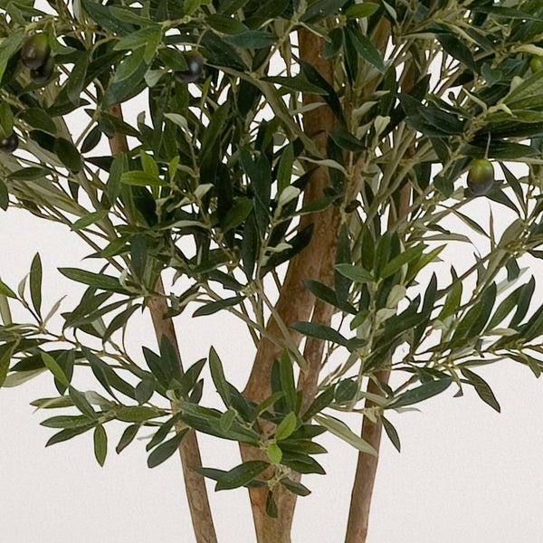 Detailansicht eines künstlichen Pflanzenstamms in einem schwarzen Kunststofftopf.