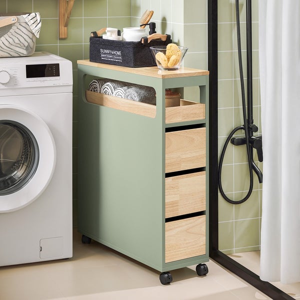 Badezimmer mit Waschmaschine und Rollwagen mit Schubladen und Ablageflächen zur Aufbewahrung von Badutensilien