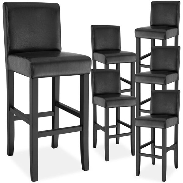 Set aus sechs schwarzen Barhockern mit gepolstertem Sitz und Rückenlehne aus Kunstleder sowie einem Holzgestell mit Fußstütze.