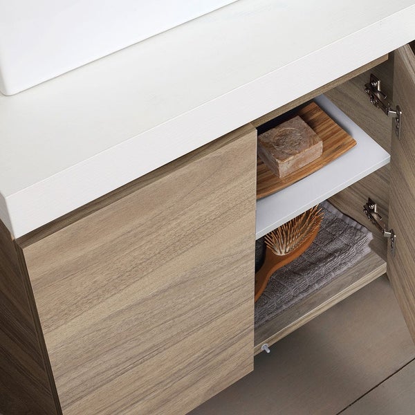 Detailansicht eines Waschtischunterschranks mit zwei Regalböden, auf denen Seife, Bürste und ein Handtuch liegen