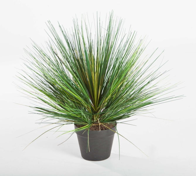 Künstliche Zierpflanze Gras im dunklen Kunststofftopf.