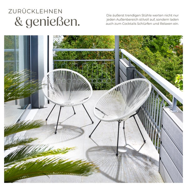 Zwei weiße Loungesessel auf einem Balkon mit Pflanzen