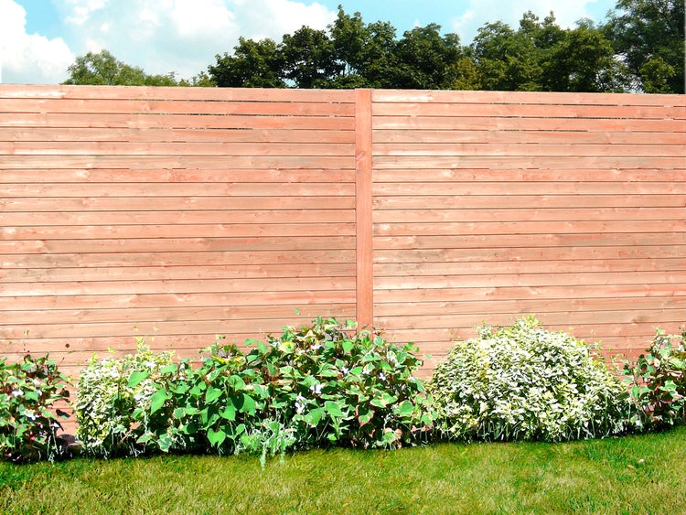 Holzzaun mit Pflanzenbewuchs