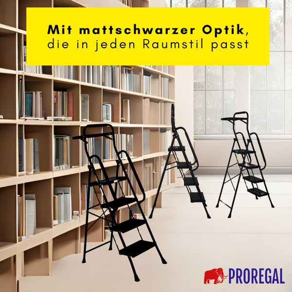 Drei mattschwarze Haushaltsleitern vor einem großen Bücherregal in einem hellen, organisierten Raum. ProRegal Logo.