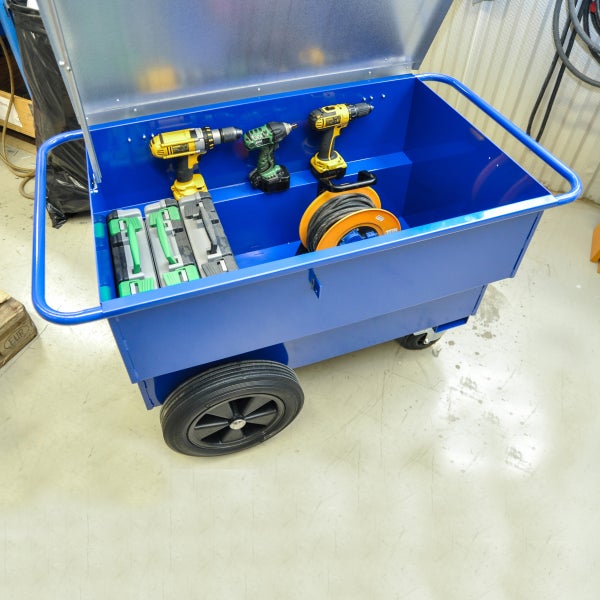 Blauer Werkzeugwagen mit Werkzeugen und Zubehör