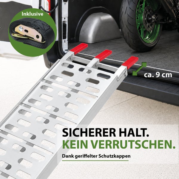 Aluminium Auffahrrampe für Motorräder an einem Fahrzeug, mit geriffelten Schutzkappen für sicheren Halt und inklusivem Spanngurt.