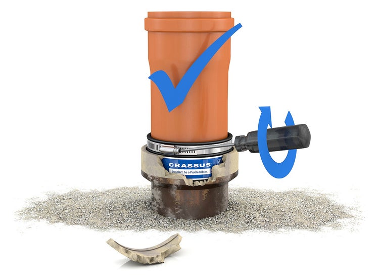 Fachgerechte Montage einer Crassus Adaptermanschette zur Verbindung von Abwasserrohren, Festziehen der Schelle mit einem Schraubendreher.