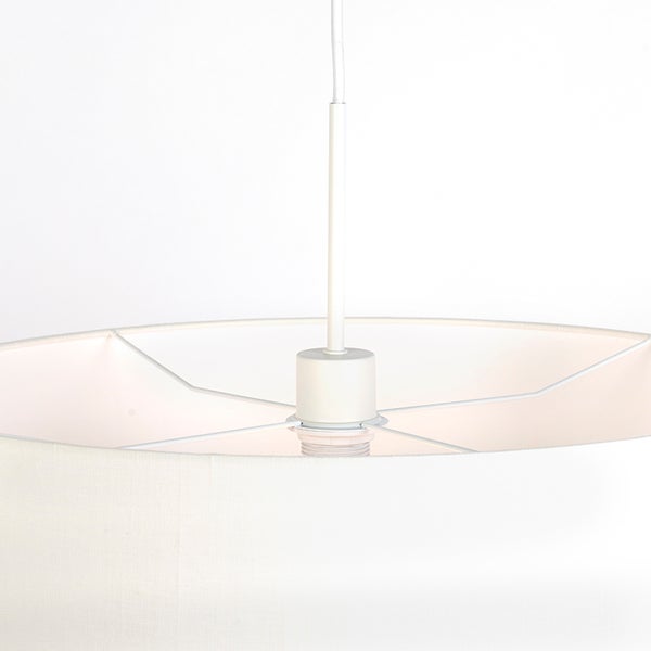 Detailansicht der Innenseite einer Pendelleuchte mit weißem Stoffschirm und Lampenfassung.