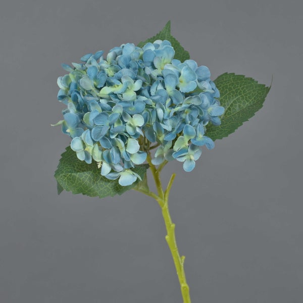 Künstliche Hortensie in Blau mit grünem Stiel und Blättern.