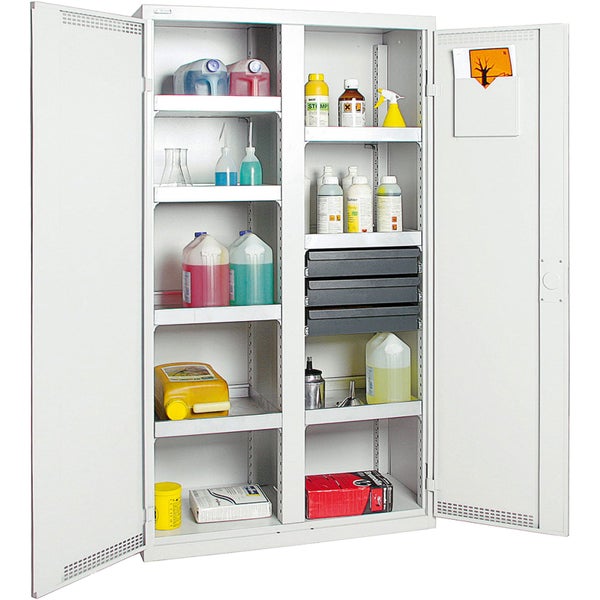 Offener Gefahrstoffschrank aus Metall mit Fachböden, Schubladen und verschiedenen Behältern für Chemikalien.