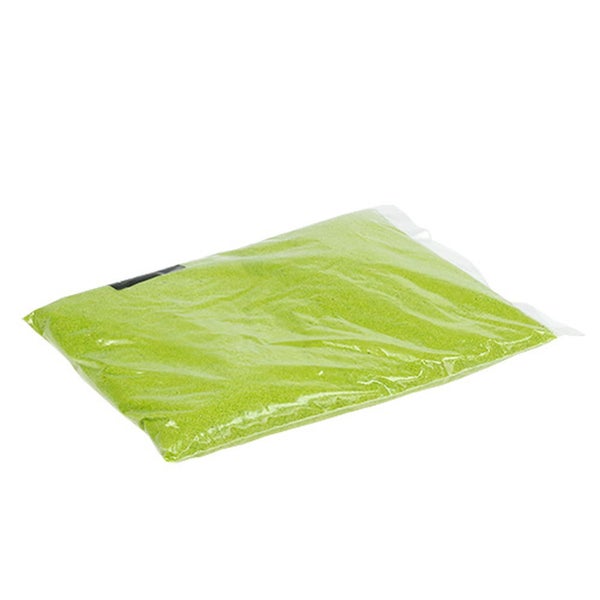 Grüner Dekosand in einem transparenten Kunststoffbeutel.