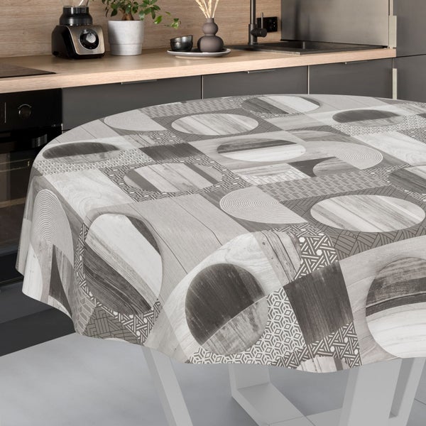 Runde Tischdecke mit geometrischem Muster aus Kreisen und Quadraten in Holzoptik und Grau in einer modernen Küche.