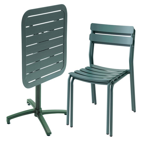 Gartenmöbel-Set bestehend aus einem klappbaren Tisch und einem stapelbaren Stuhl aus Metall mit Lattenstruktur.