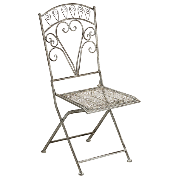 Klappbarer Gartenstuhl aus Metall mit dekorativen Schnörkeln an der Rückenlehne und gitterartiger Sitzfläche im Vintage-Stil.