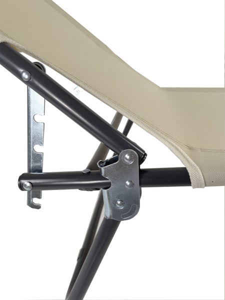 Detailansicht eines Campingstuhls mit Metallrahmen und Stoffbezug
