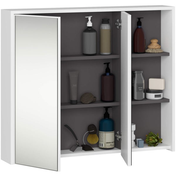 Offener Spiegelschrank mit mehreren Badartikeln auf grauen Regalen