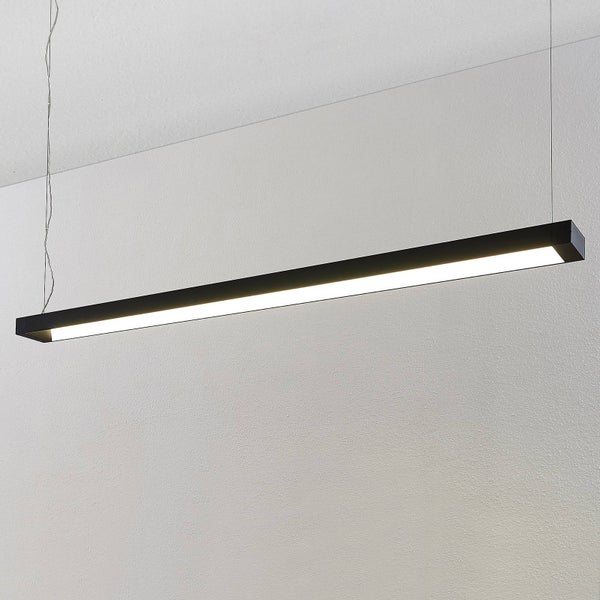 Moderne lineare LED-Pendelleuchte mit schmalem schwarzem Metallrahmen, aufgehängt an dünnen Drähten.