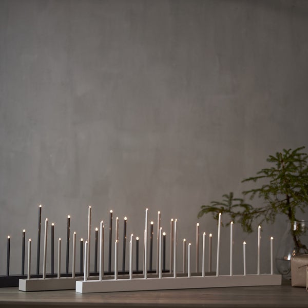 Zwei elektrische Kerzenleuchter mit Kerzen auf einem Tisch