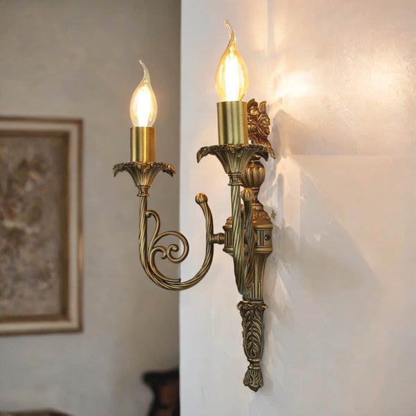 Wandleuchte mit zwei Leuchtenarmen im klassischen Stil