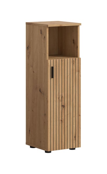 Bad-Hochschrank in Eichenoptik mit offenem Fach und einer Tür in Lamellen-Design mit schwarzem Griff.