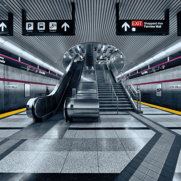 Ansicht einer U-Bahnstation mit Rolltreppe und Treppe