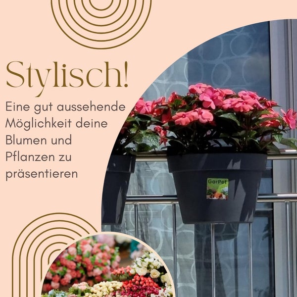 Balkon mit schwarzen Pflanzgefäßen und rosa Blumen