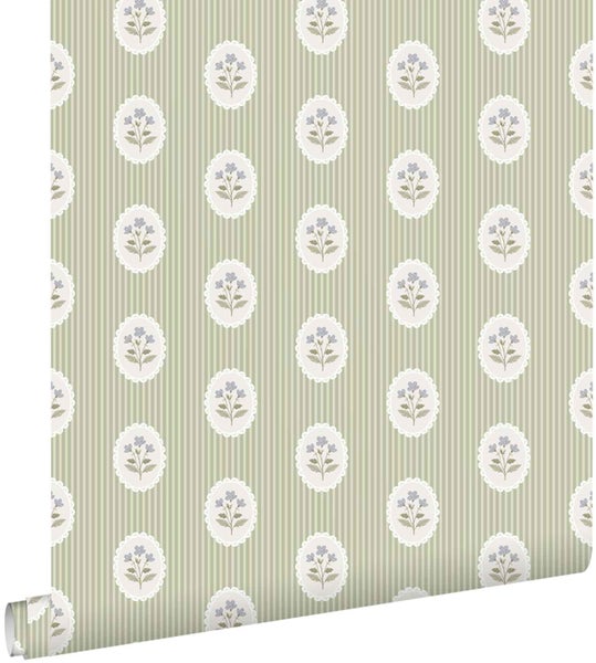 Tapete mit vertikalem Streifenmuster und floralen Motiven in ovalen Medaillons.